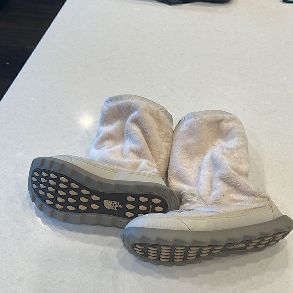 The north face women’s boots size 39, spotless. Missing string in top of boot!